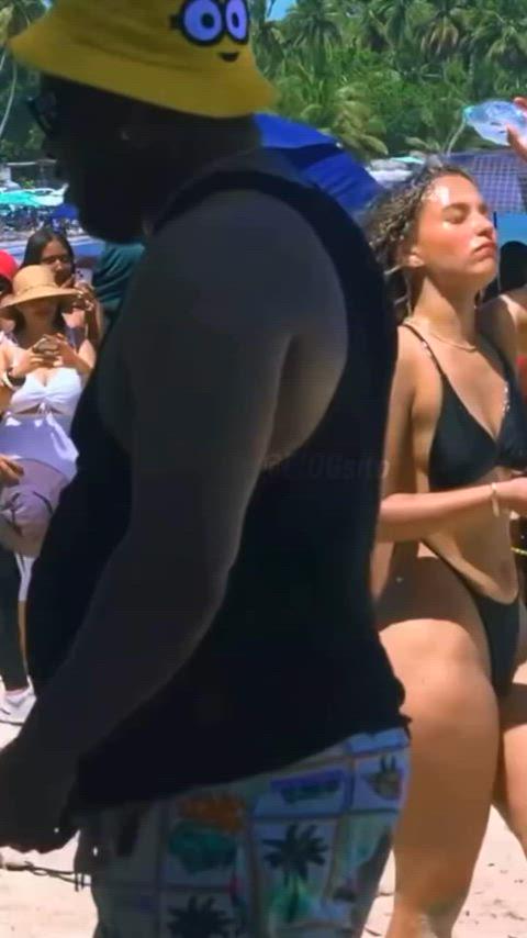 Find Pornstar – Who Is this gorgeous beach goer? Find Pornstar – Who Is this gorgeous beach goer?